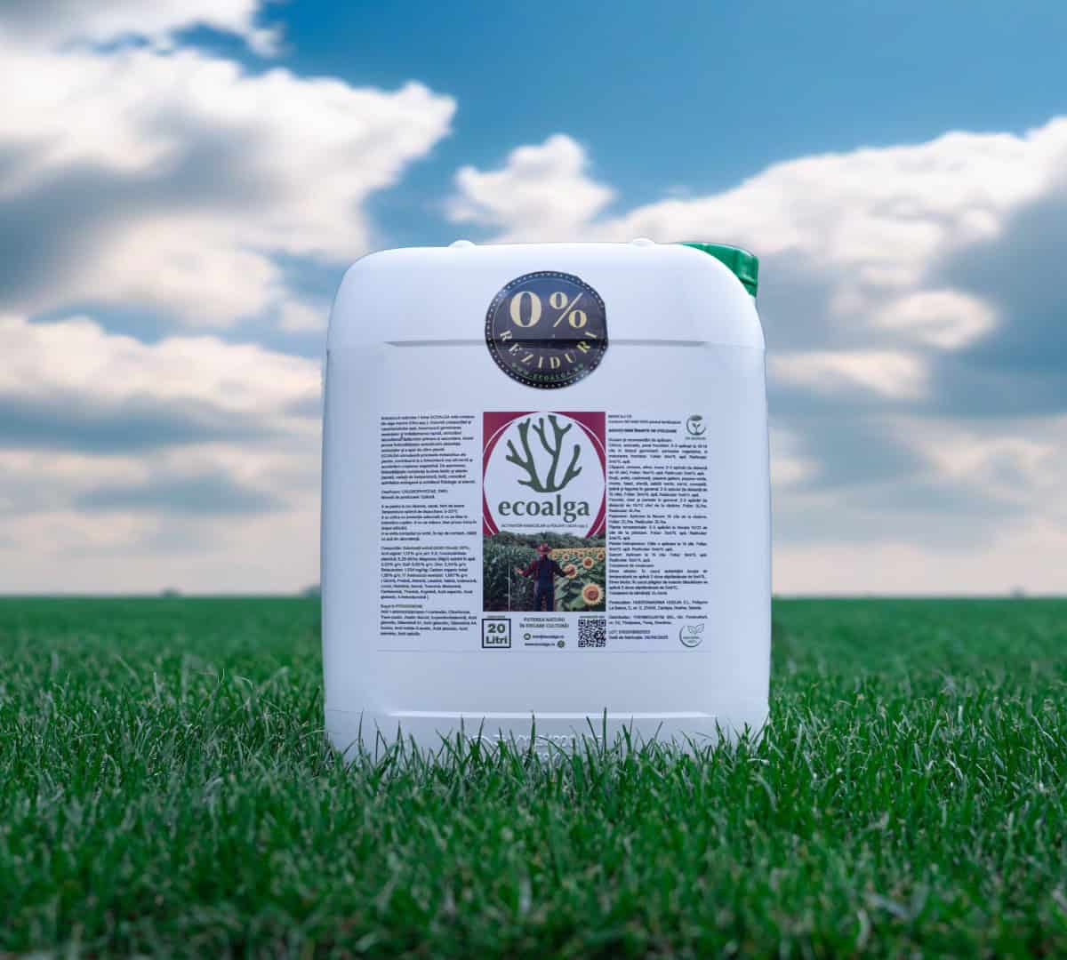 Recipient Ecoalga pe câmp verde.